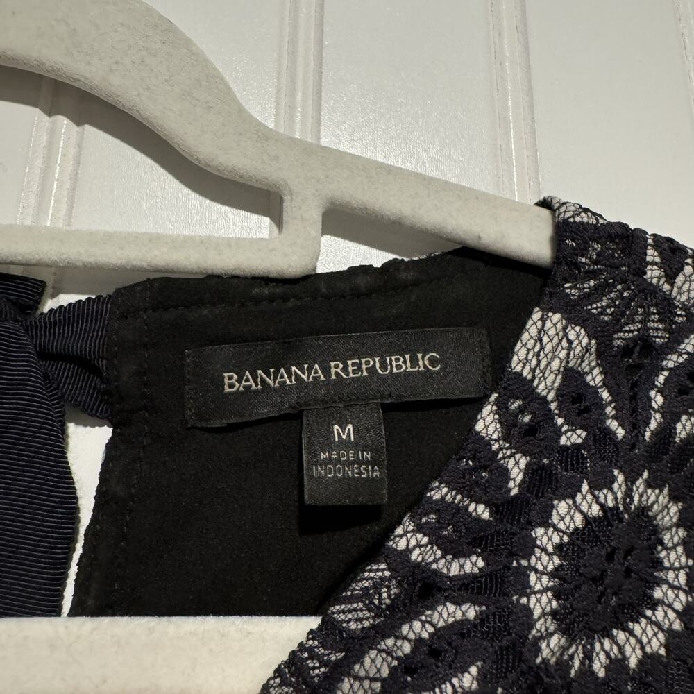 Banana Republic Navy Blue Lace Floral Sleeveless Top Size Medium - Picture 3 of 5